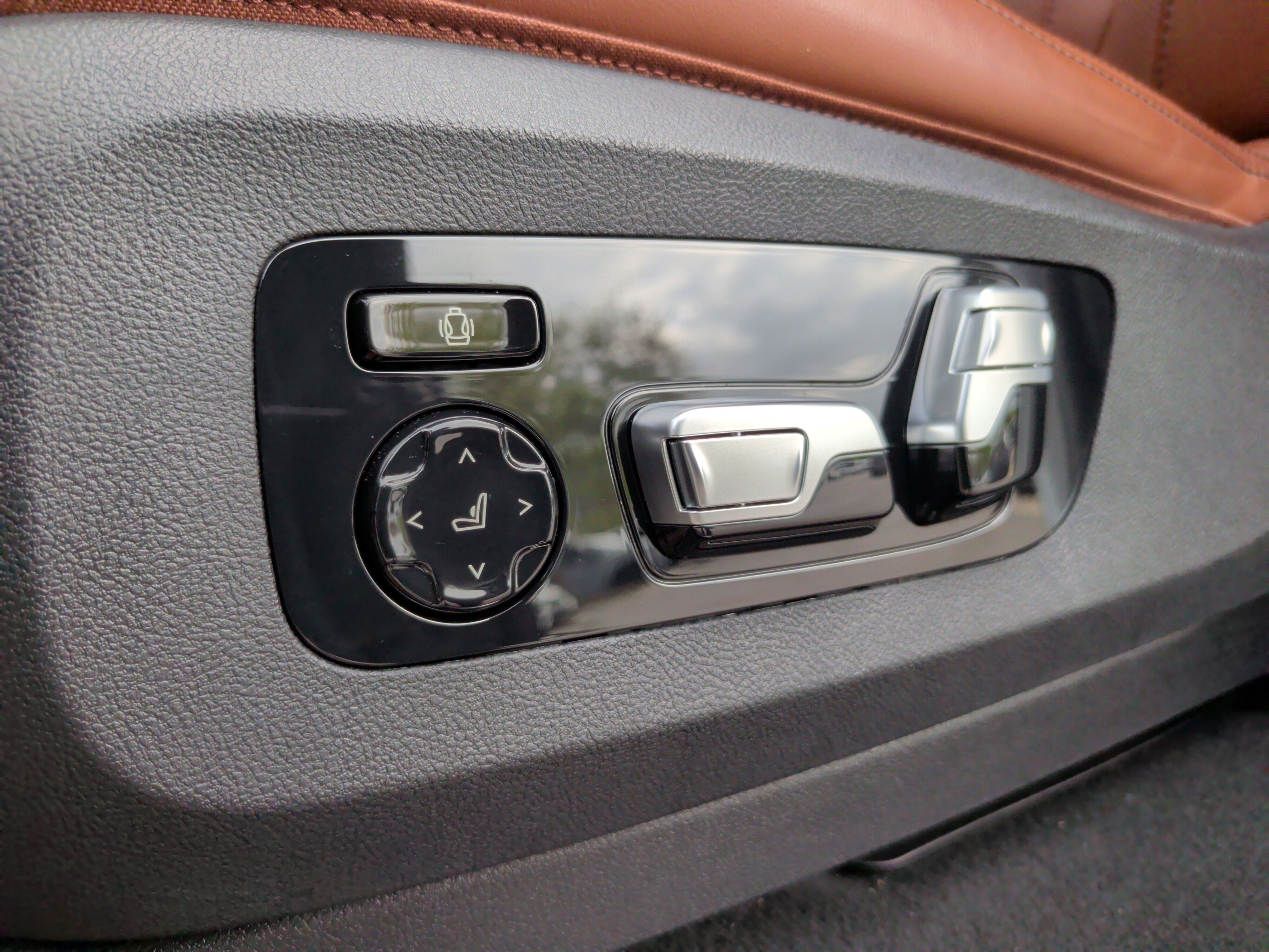 Certified 2024 BMW X7 xDrive40i w/ M Sport Package image 28