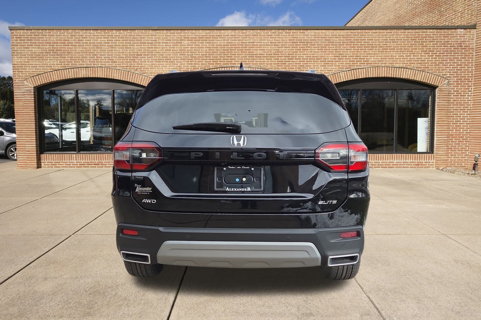 Used 2023 Honda Pilot Elite image 4