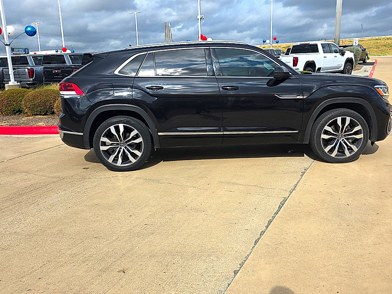Used 2022 Volkswagen Atlas Cross Sport SEL Premium R-Line w/ Cross Sport MDO Package AWD/4WD image 8