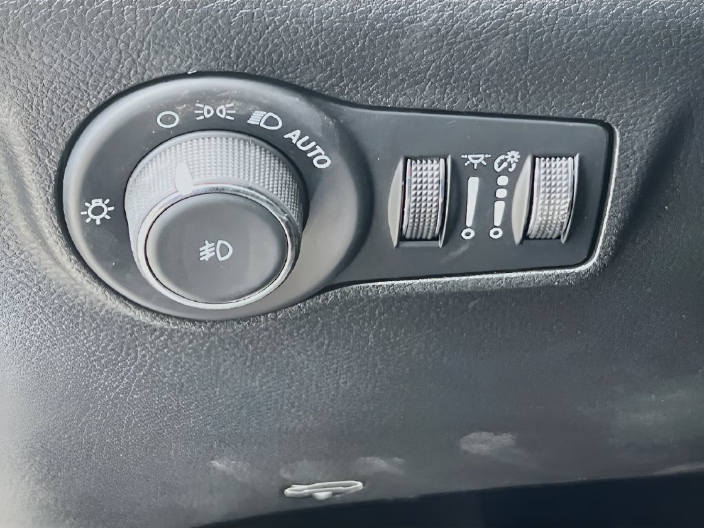 Used 2023 Jeep Compass Latitude w/ Convenience Group AWD/4WD image 10