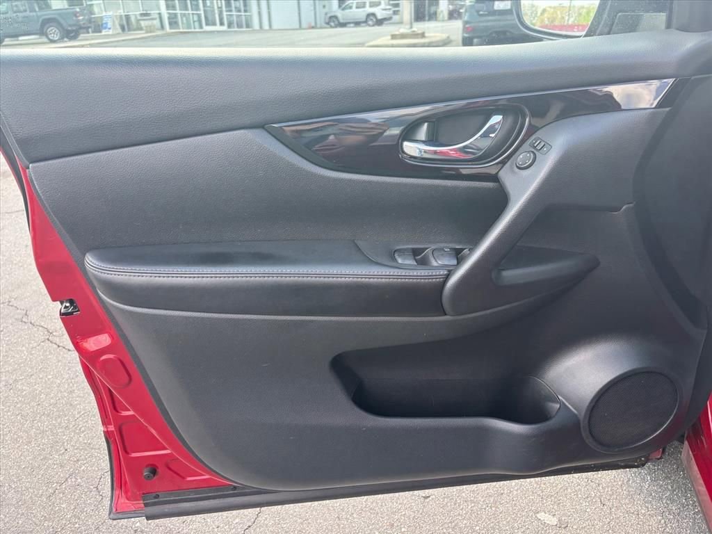 Used 2018 Nissan Rogue Sport SV w/ SV Technology Package image 9