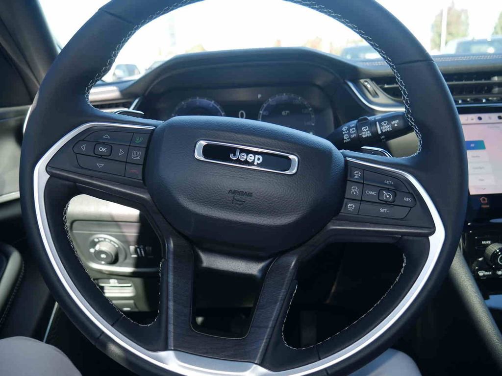 New 2025 Jeep Grand Cherokee Limited w/ Luxury Tech Group II image 34