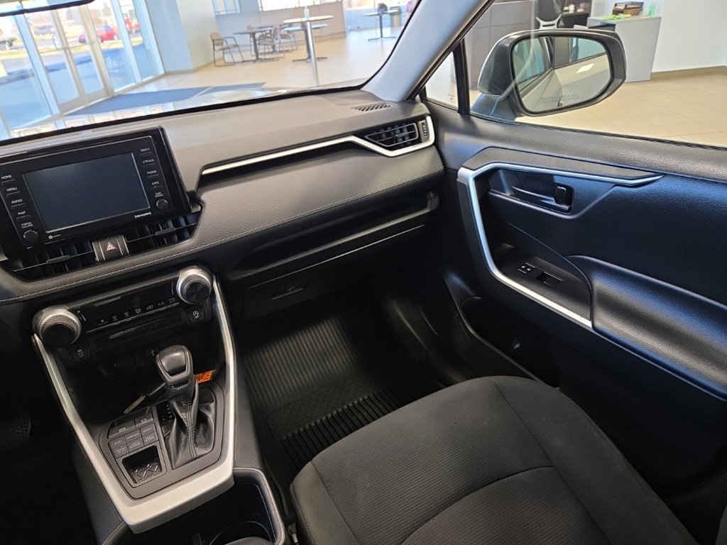 Used 2022 Toyota RAV4 LE image 18