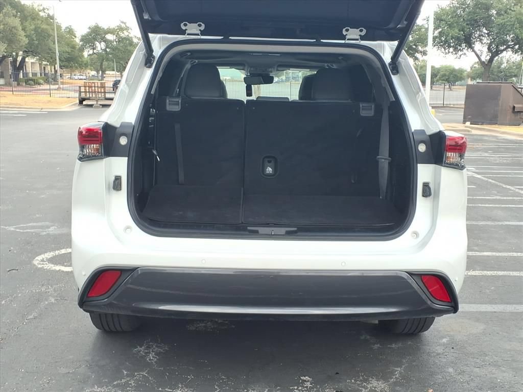 Used 2023 Toyota Highlander Limited FWD image 16