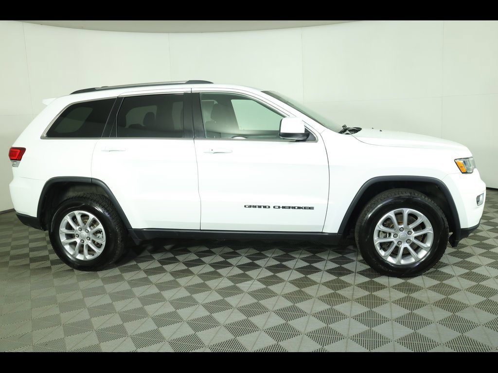 Used 2021 Jeep Grand Cherokee Laredo image 2