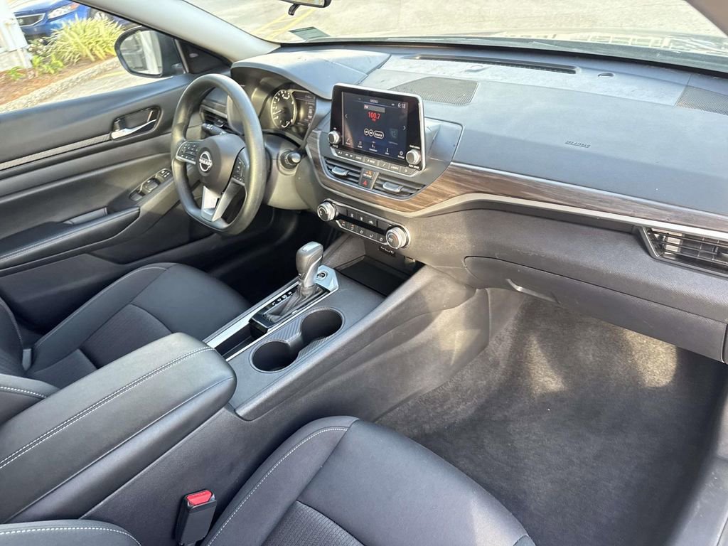 Used 2025 Nissan Altima 2.5 SV image 13