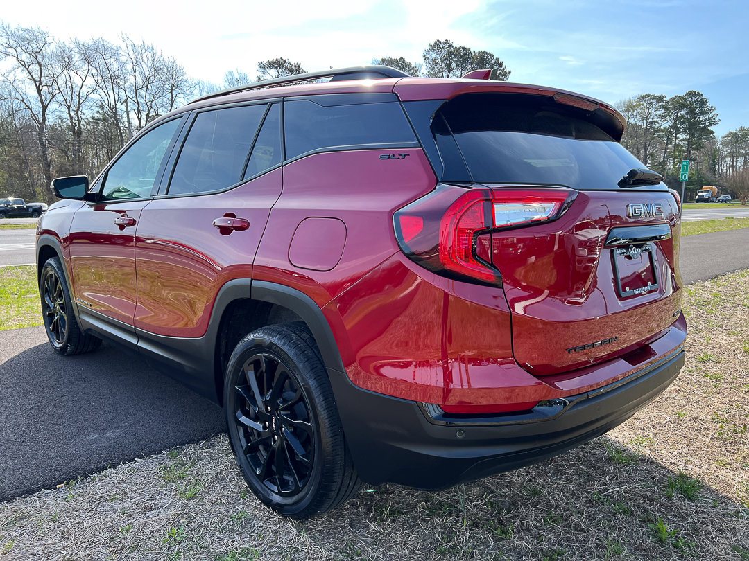 Used 2023 GMC Terrain SLT w/ Tech Package image 3
