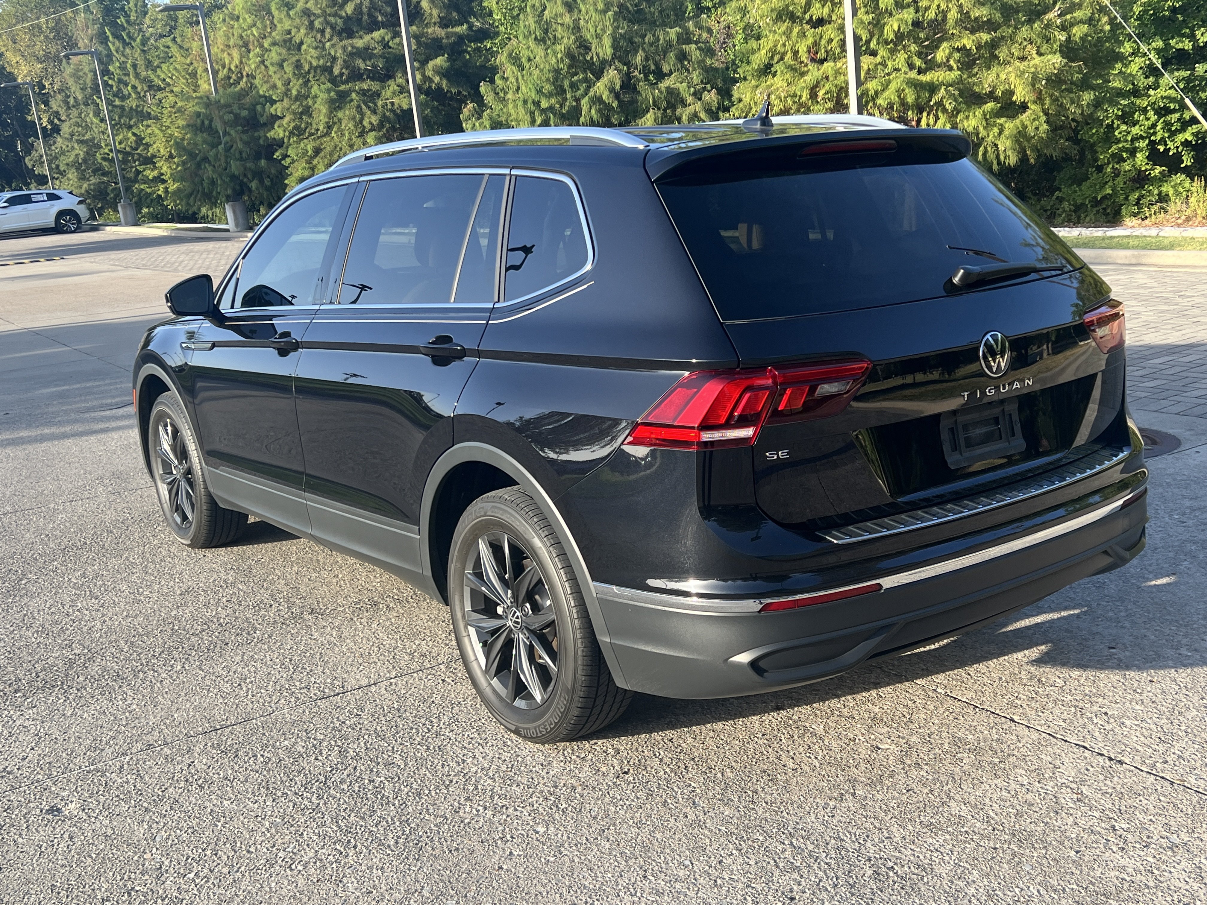 Used 2024 Volkswagen Tiguan SE w/ MDO Package, Three-Row FWD image 7