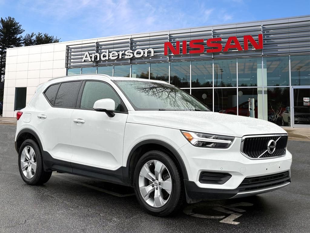 Used 2020 Volvo XC40 T5 Momentum image 1