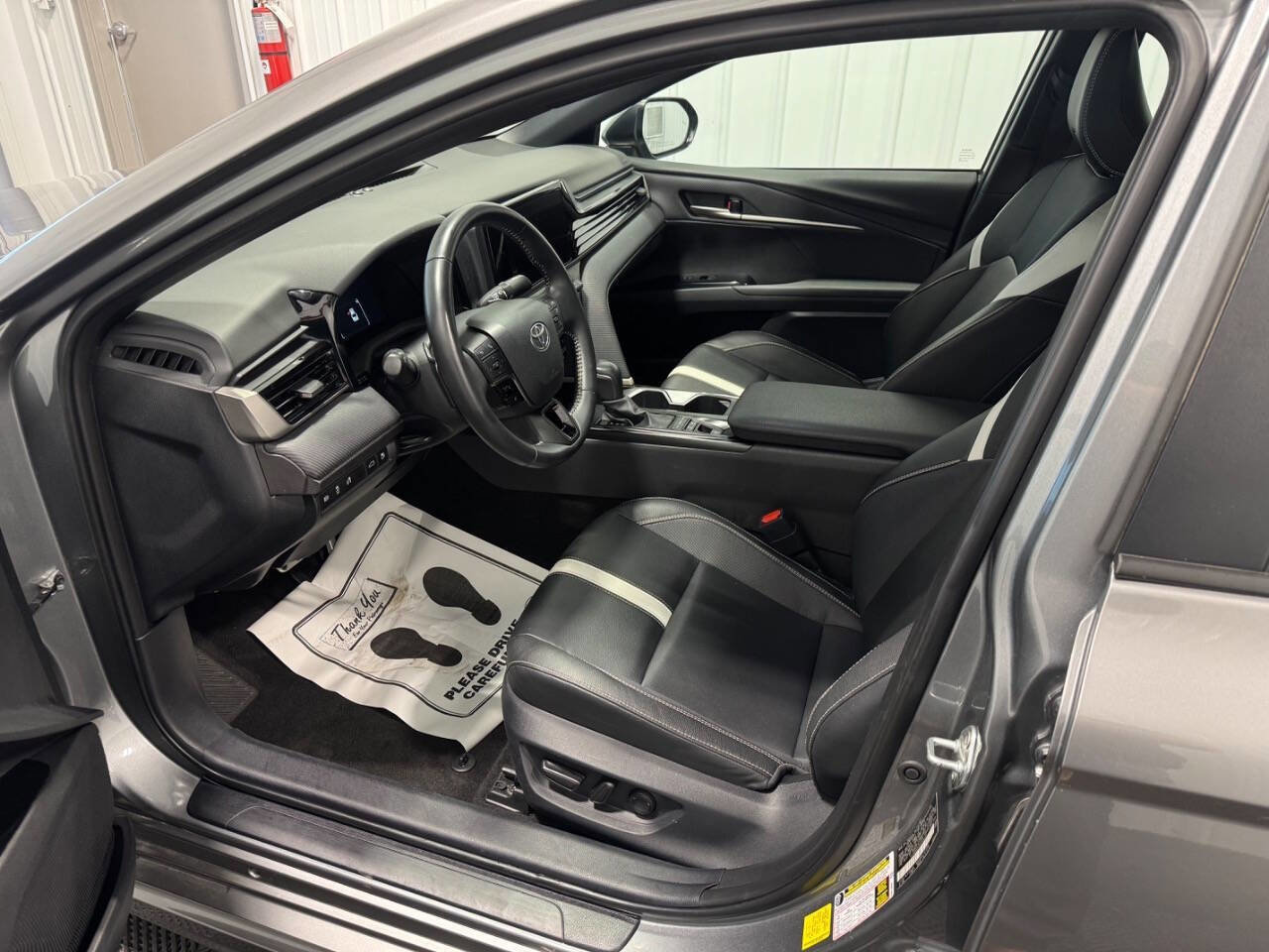 Used 2025 Toyota Camry SE image 10