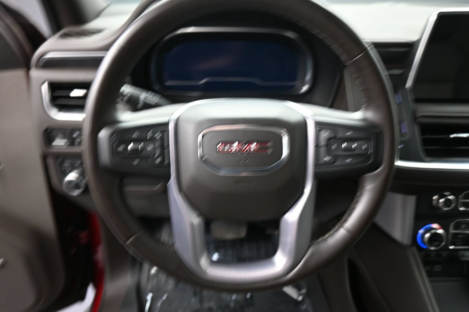 Used 2023 GMC Yukon SLT w/ SLT Premium Package AWD/4WD image 14