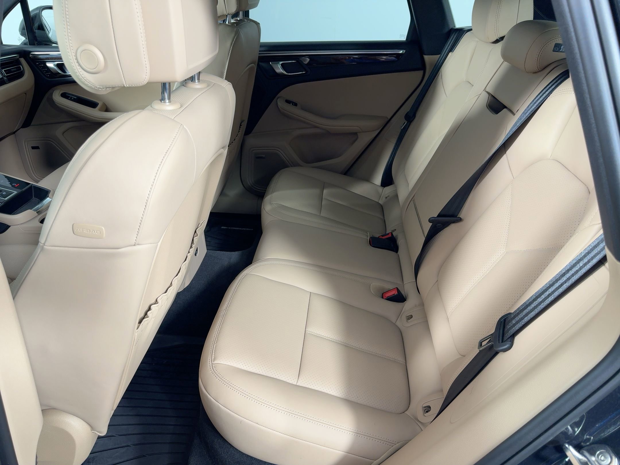 Certified 2025 Porsche Macan image 14