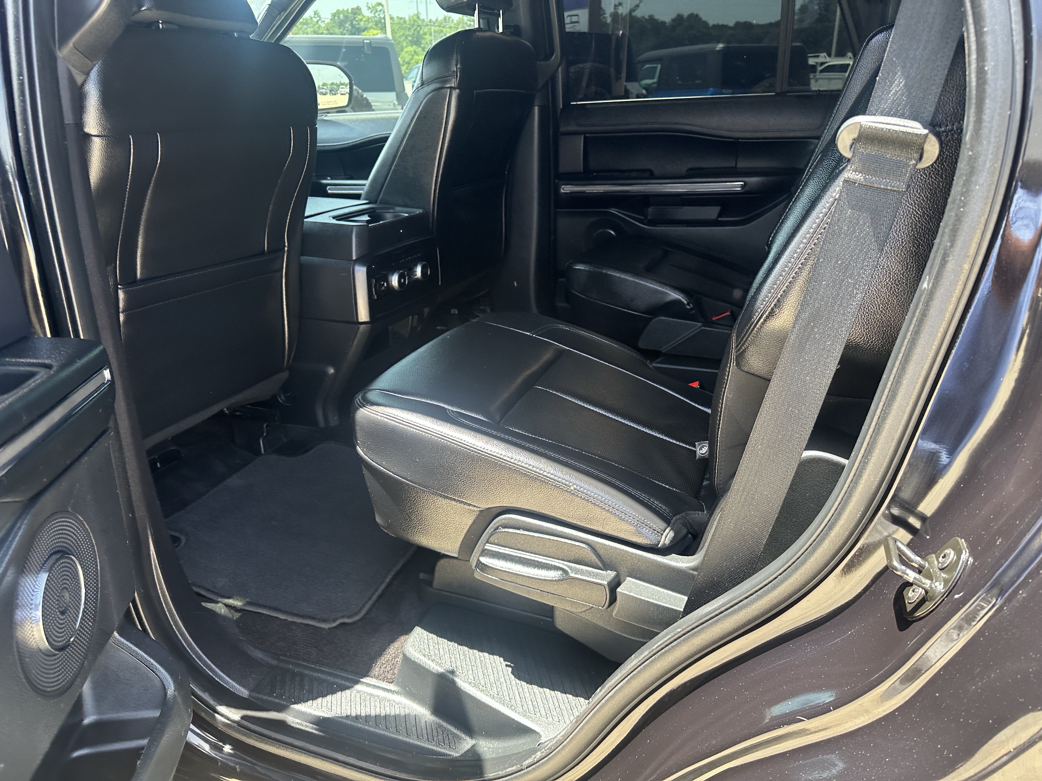 Used 2021 Ford Expedition XLT w/ Black Accent Package AWD/4WD image 8