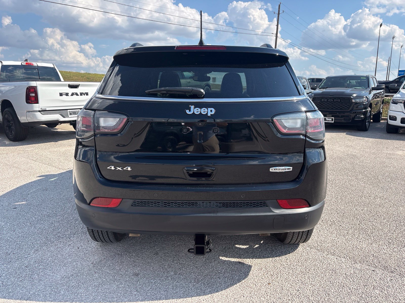 Used 2024 Jeep Compass Latitude w/ Sun and Sound Group AWD/4WD image 5