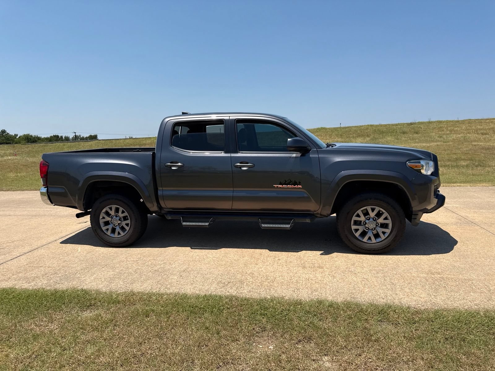 Used 2019 Toyota Tacoma SR5 RWD image 9
