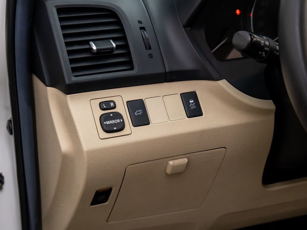 Used 2013 Toyota Venza XLE image 19