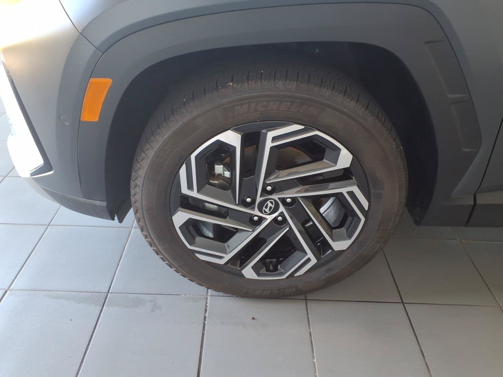Certified 2025 Hyundai Tucson Limited AWD/4WD image 9