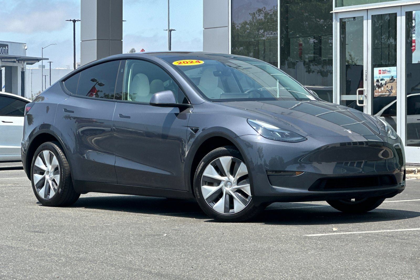 Used 2024 Tesla Model Y Long Range AWD/4WD image 2