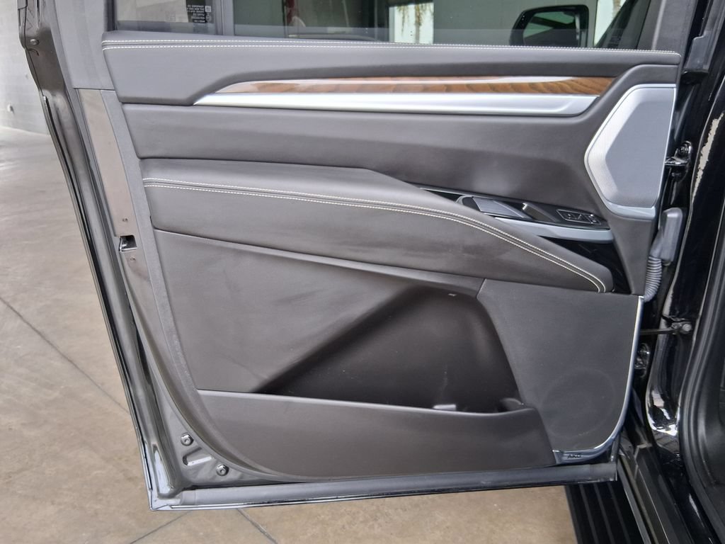Certified 2025 Cadillac Escalade ESV Sport Platinum w/ LPO, Floor Liner Package AWD/4WD image 23