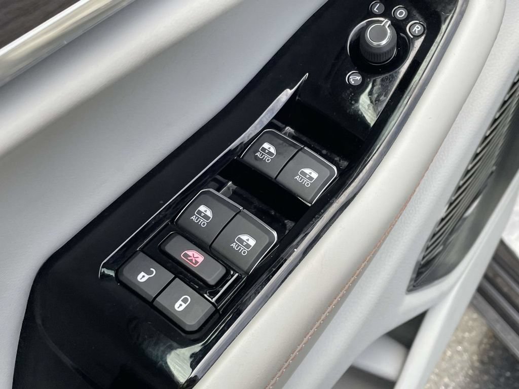 Certified 2022 Jeep Grand Cherokee Overland w/ Luxury Tech Group IV AWD/4WD image 21