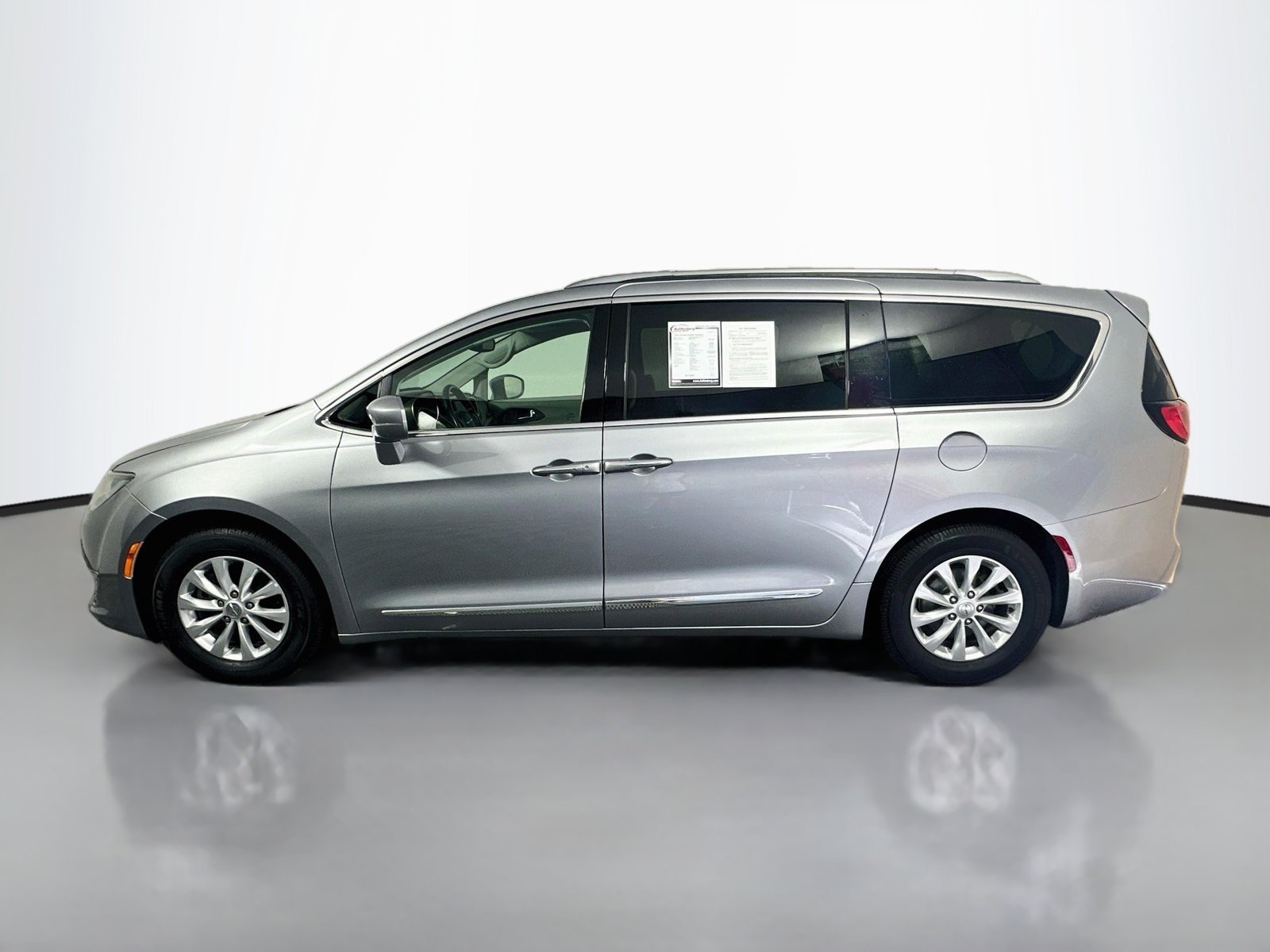 Used 2019 Chrysler Pacifica Touring-L FWD image 4