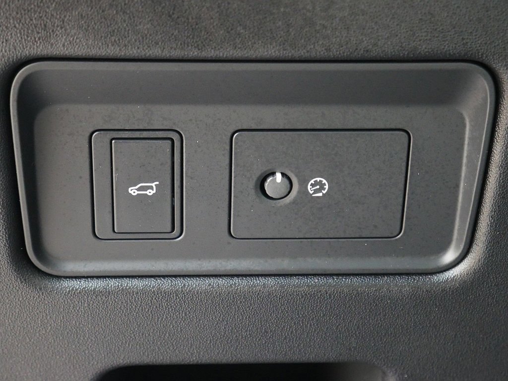 Used 2025 Land Rover Discovery Metropolitan Edition AWD/4WD image 31