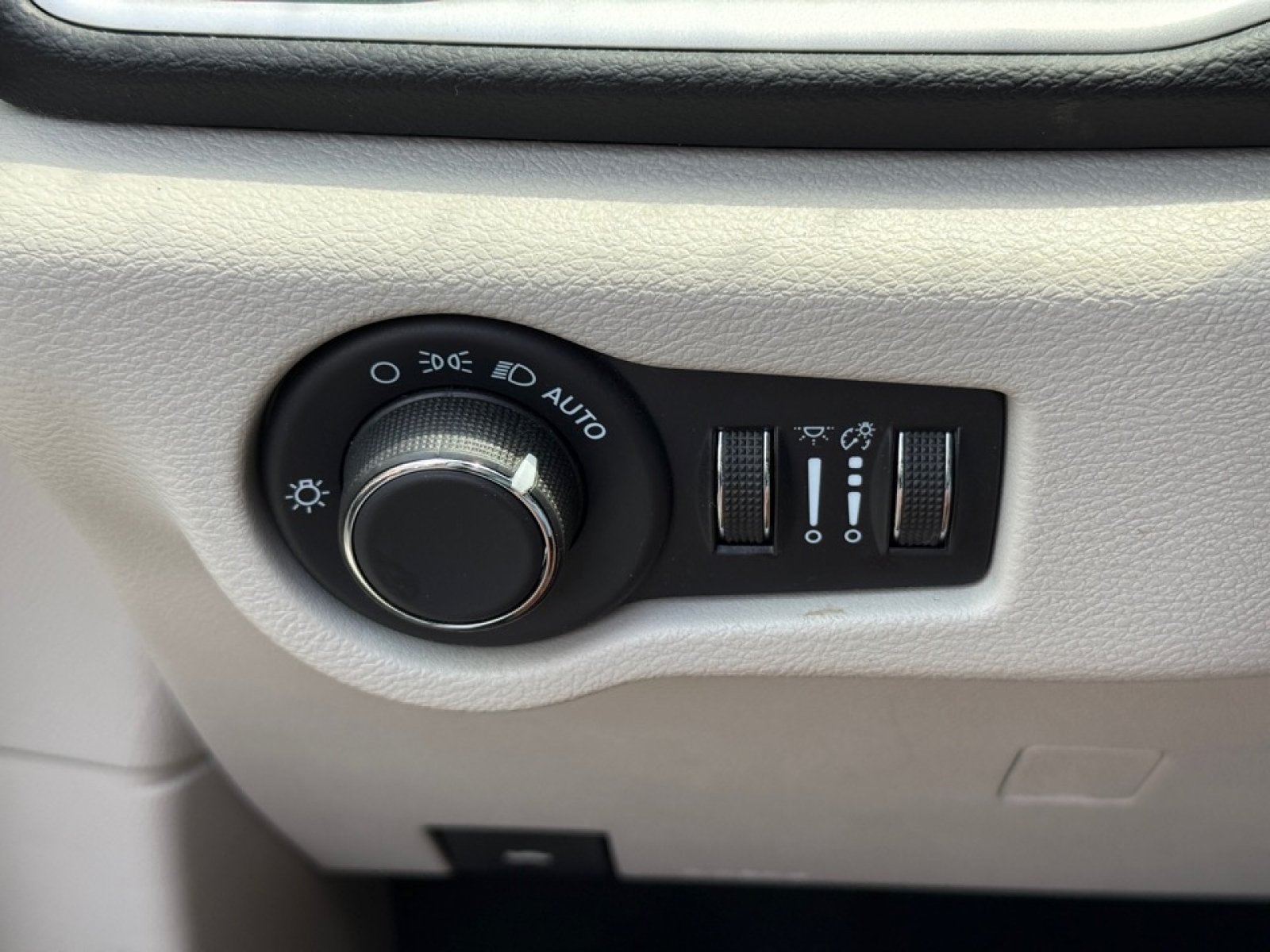 Used 2023 Chrysler Voyager LX FWD image 36