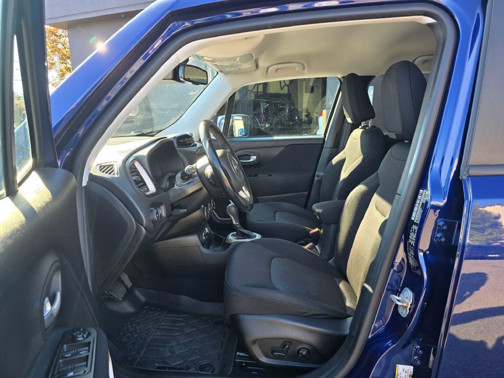 Used 2017 Jeep Renegade Latitude w/ Safety & Security Group AWD/4WD image 18