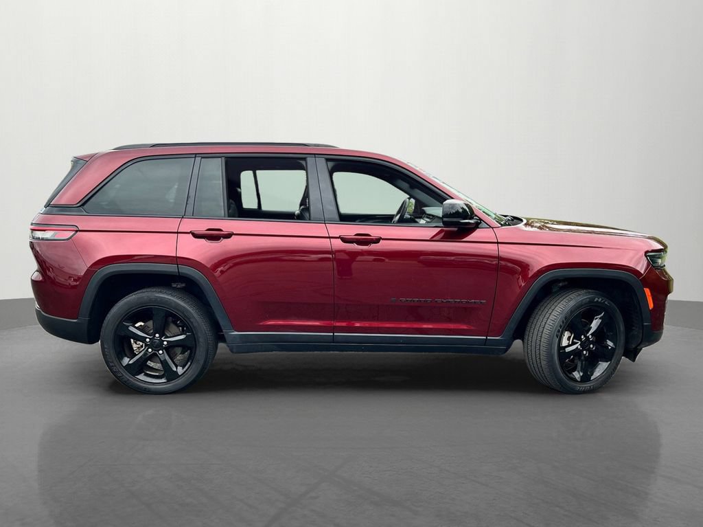 Used 2022 Jeep Grand Cherokee Altitude AWD/4WD image 2