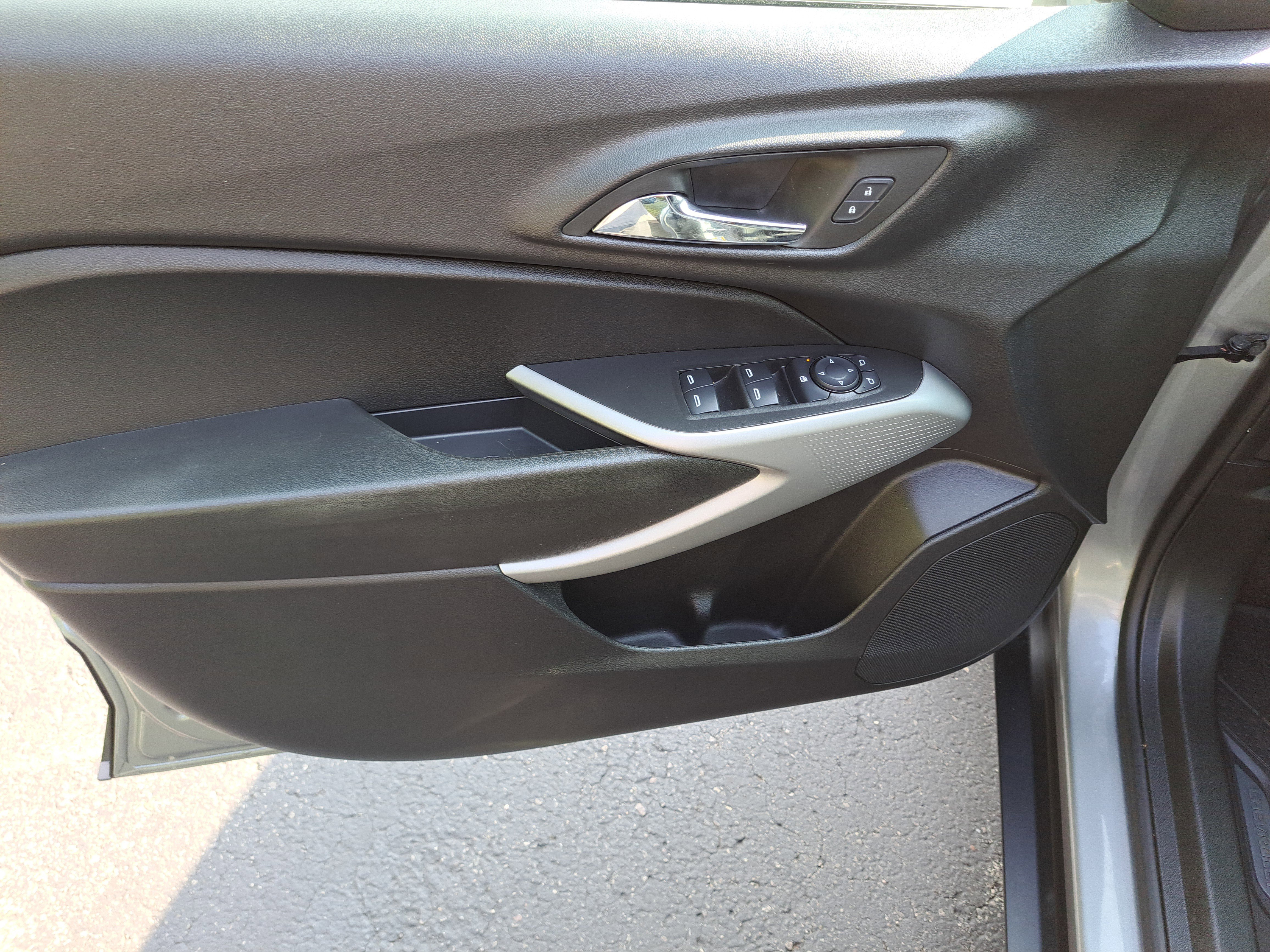 Used 2024 Chevrolet Trax RS w/ Sunroof Package image 14