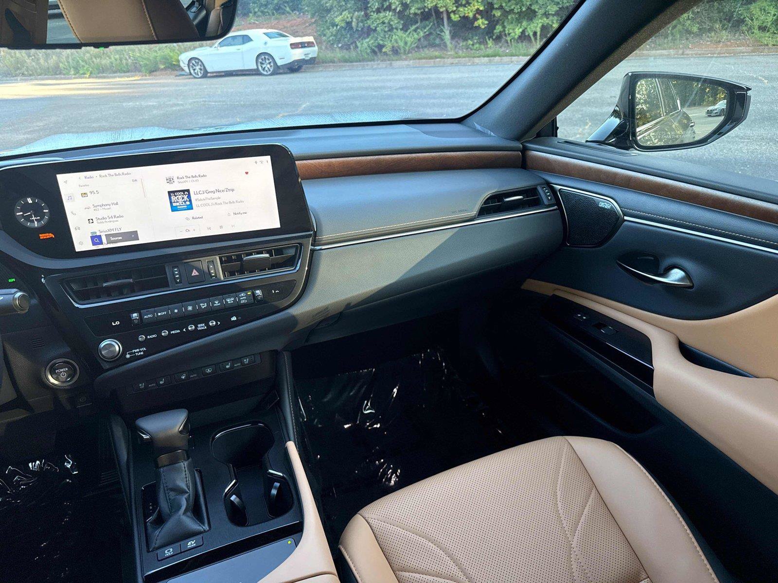 Used 2025 Lexus ES 300h Ultra Luxury w/ Accessory Package (Z2) FWD image 15