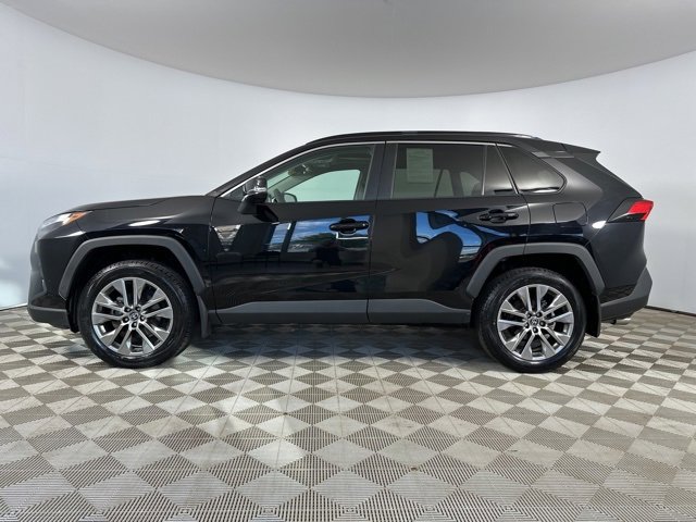 Used 2022 Toyota RAV4 XLE Premium image 4
