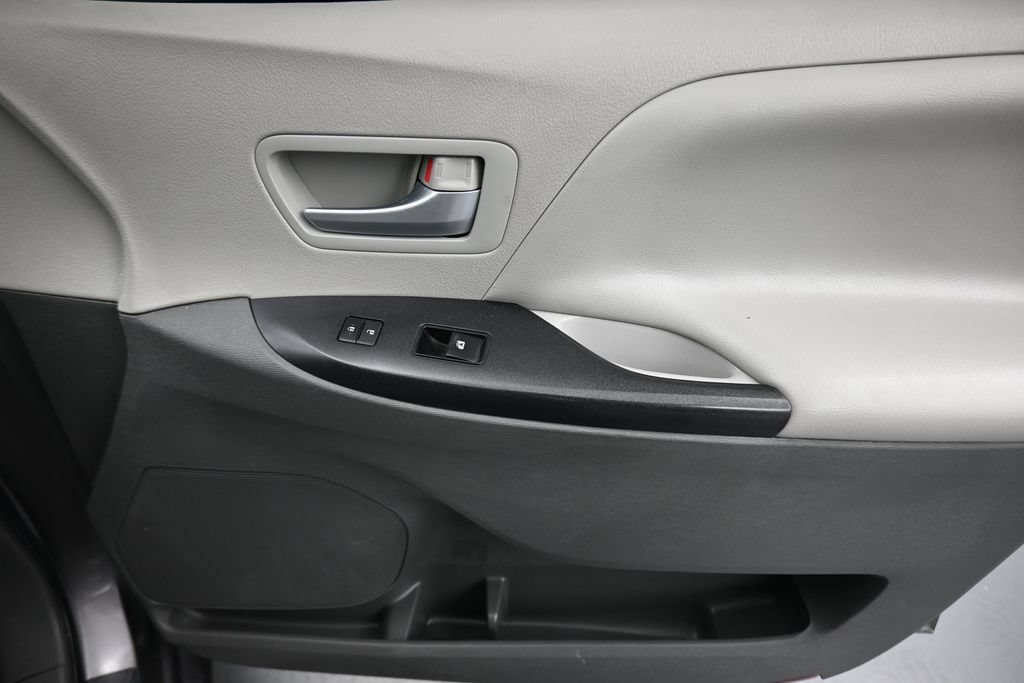 Used 2018 Toyota Sienna LE w/ Carpet Mat Package FWD image 49