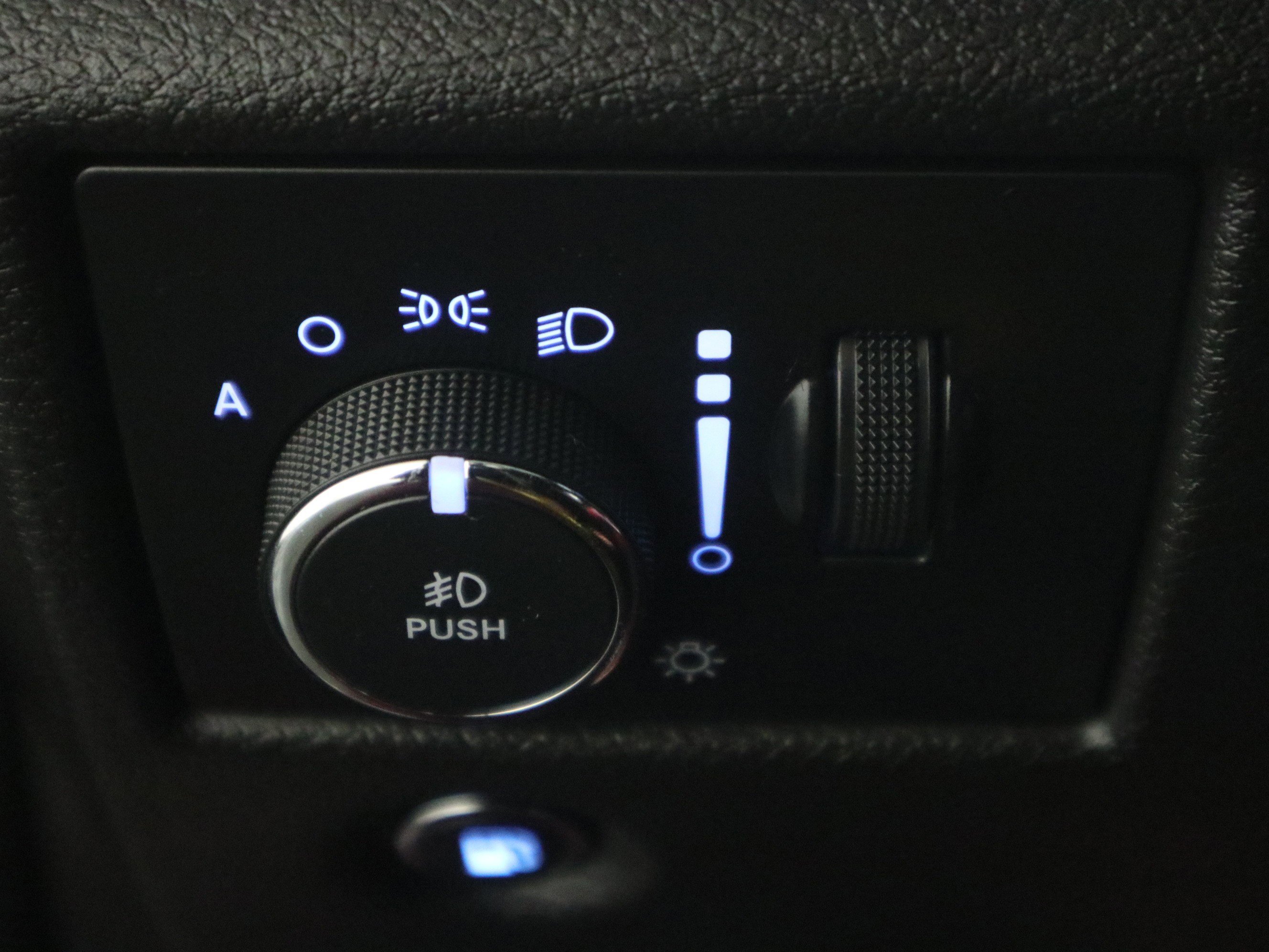 Used 2020 Jeep Grand Cherokee Limited w/ Luxury Group II image 32