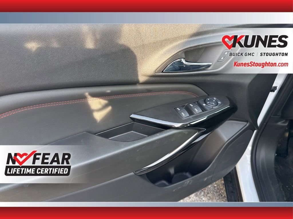 Used 2024 Chevrolet Trax RS w/ Sunroof Package FWD image 19