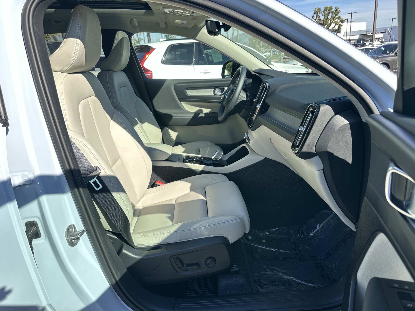 Certified 2026 Volvo XC40 B5 Plus w/ Protection Package Premier image 25