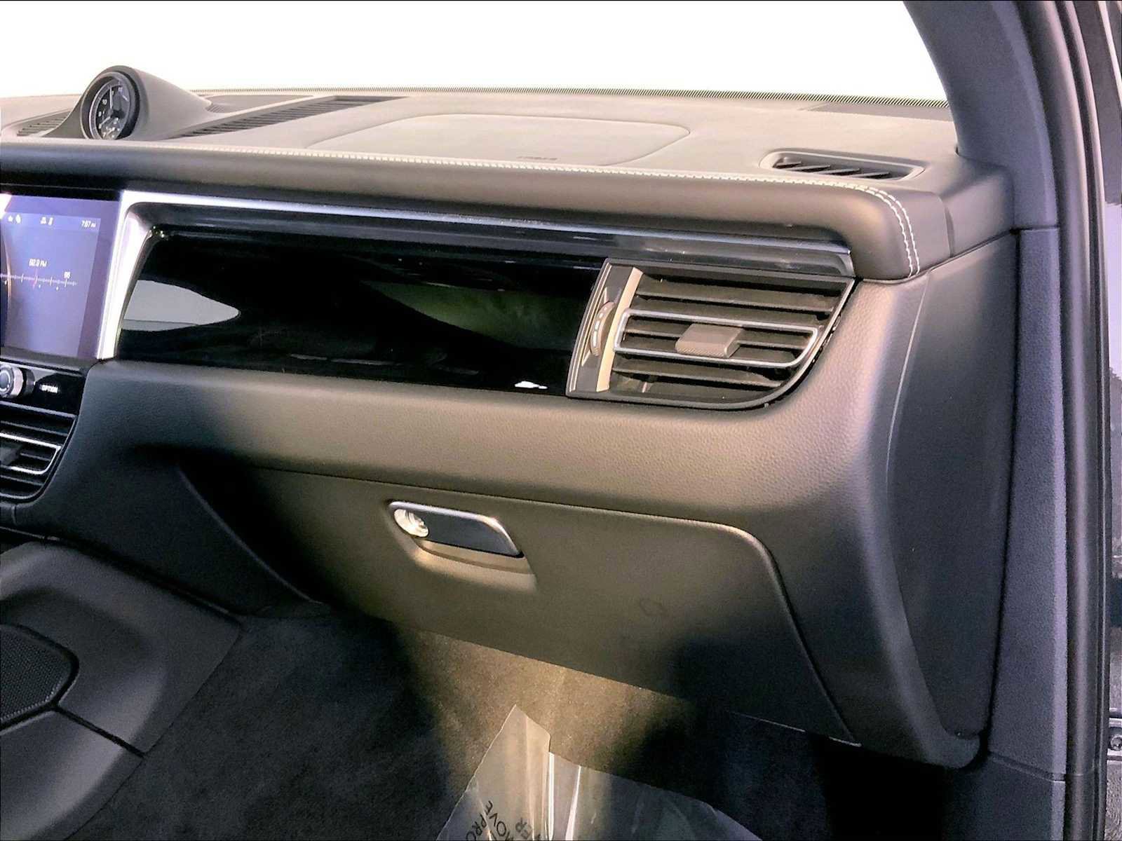 Certified 2024 Porsche Macan image 22