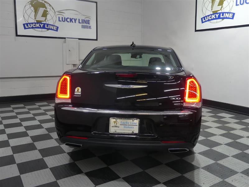 Used 2018 Chrysler 300 Touring w/ Driver Convenience Group AWD/4WD image 8