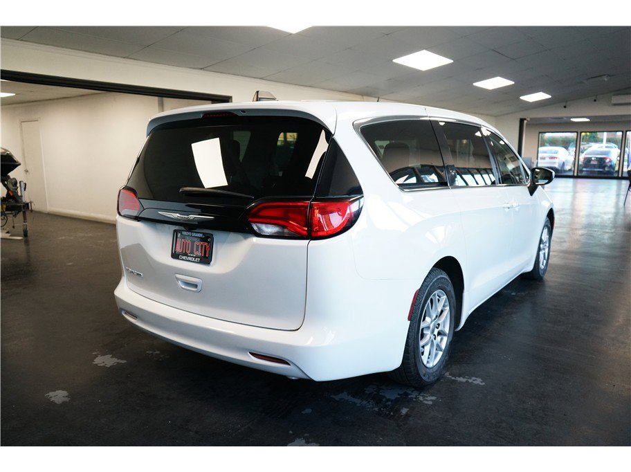 Used 2022 Chrysler Voyager LX image 7