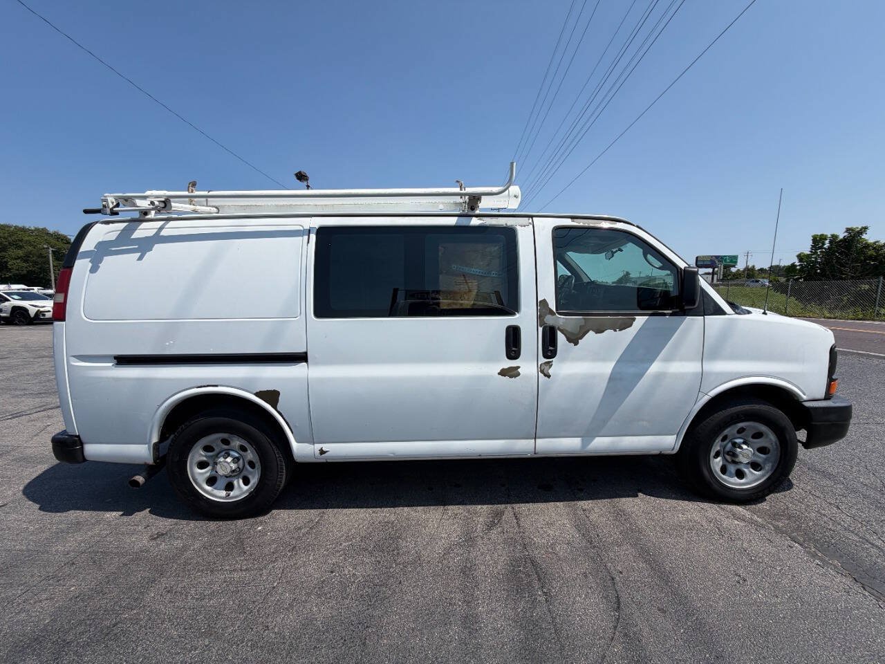 Used 2010 Chevrolet Express 1500 RWD image 5