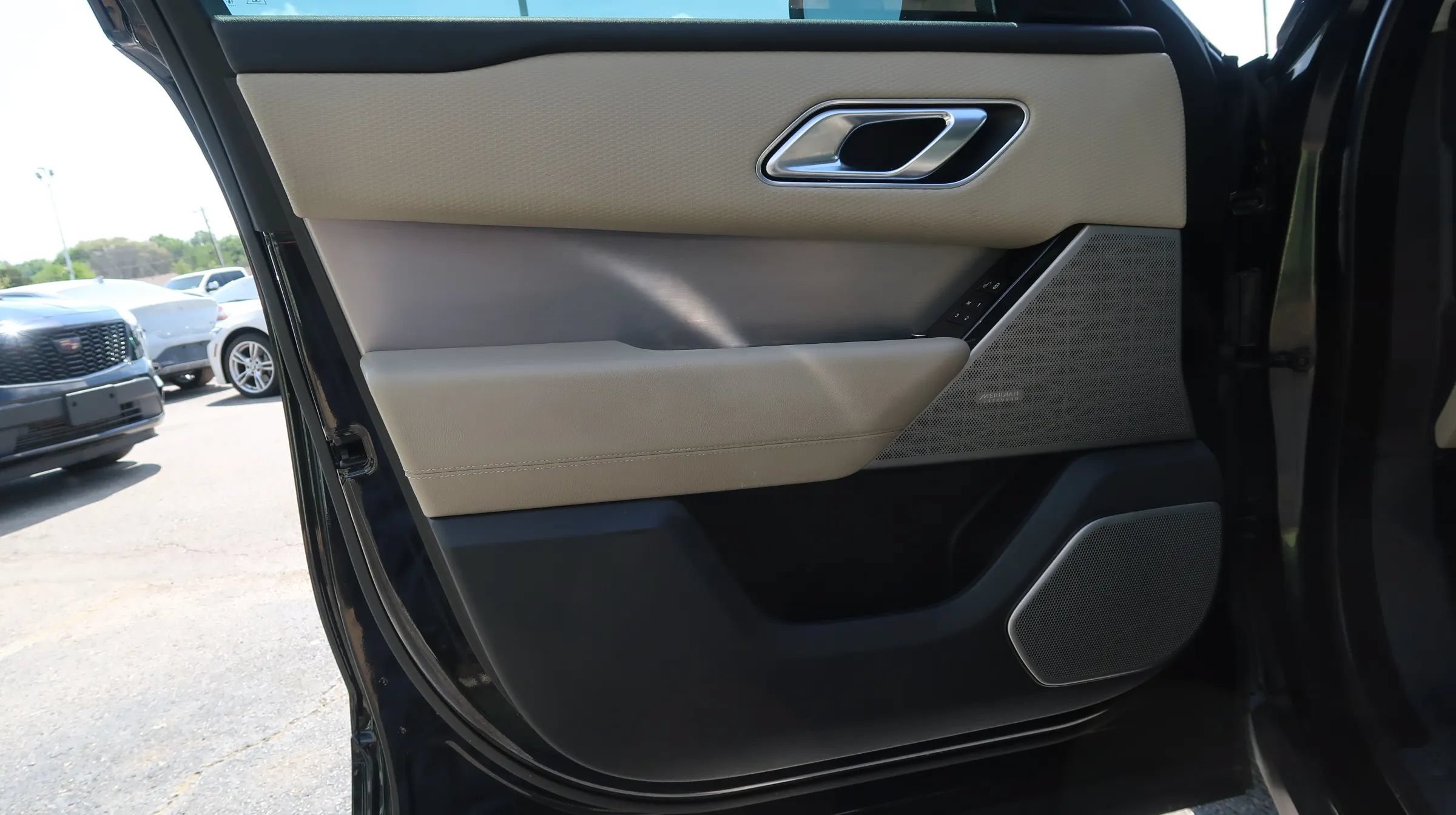 Used 2019 Land Rover Range Rover Velar R-Dynamic SE AWD/4WD image 48
