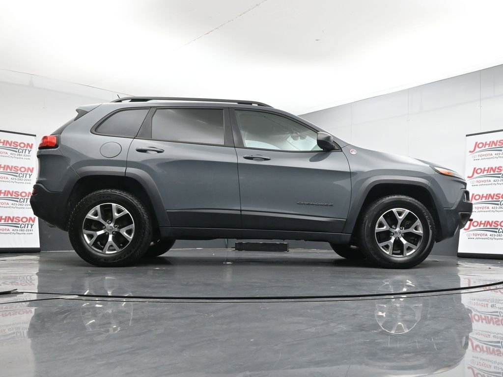 Used 2014 Jeep Cherokee Trailhawk w/ Comfort/Convenience Group AWD/4WD image 39