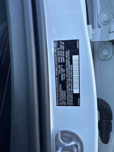 Certified 2025 Volvo XC40 B5 Plus AWD/4WD image 28