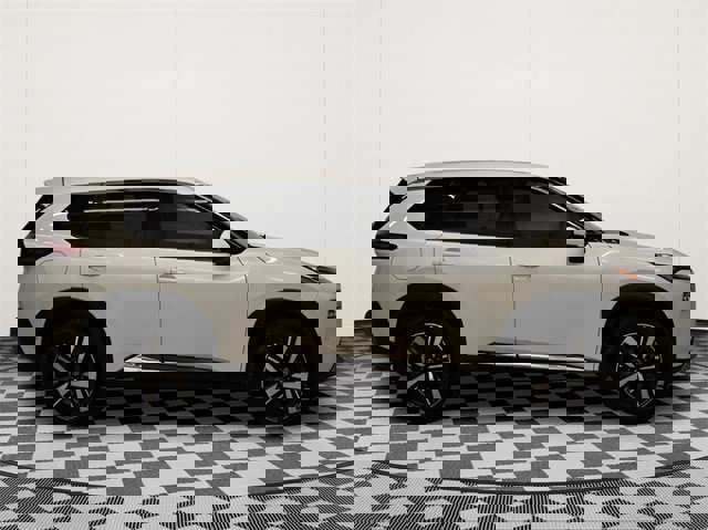 Used 2021 Nissan Rogue Platinum image 2