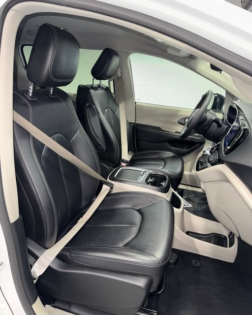 Used 2024 Chrysler Pacifica Touring-L FWD image 13