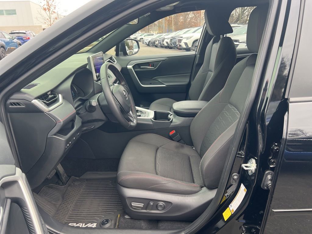 Used 2023 Toyota RAV4 SE image 9