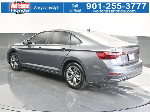 Used 2024 Volkswagen Jetta SE w/ Panoramic Sunroof Package image 3