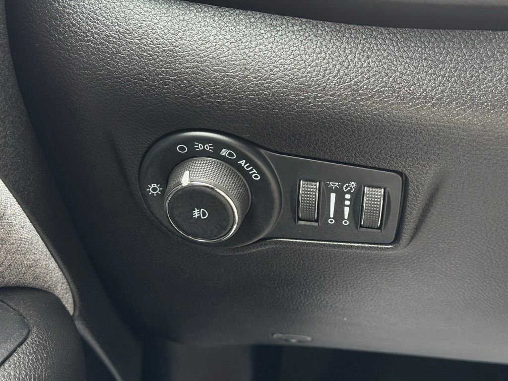 Used 2025 Jeep Compass Latitude image 32