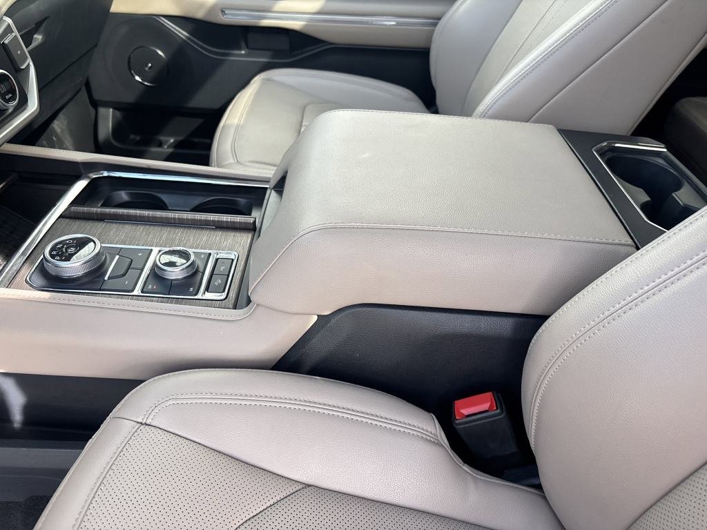 Used 2024 Ford Expedition Limited image 14