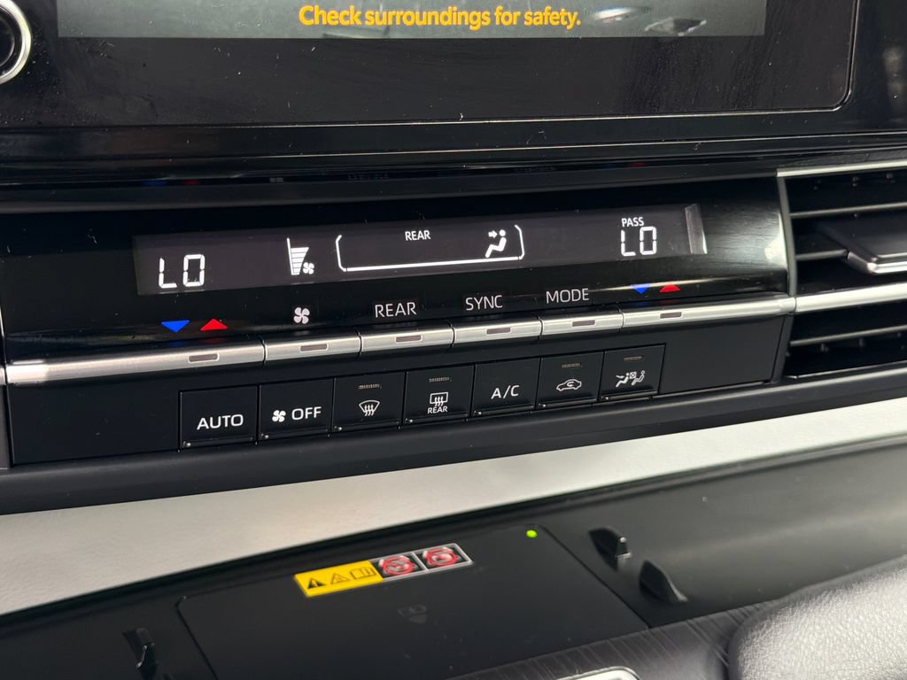 Used 2025 Toyota Sienna LE FWD image 28